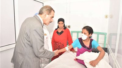 بعدما عقرها كلب.. محافظ أسيوط يزور الطفلة 