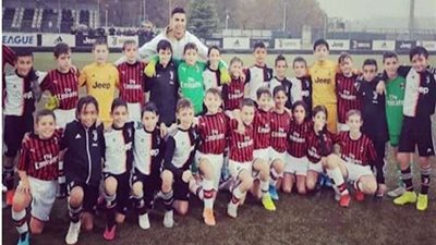 رونالدو يفاجئ نجله في مباراة ميلان