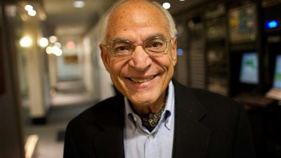 فاروق الباز: هناك منطقة أسفل القمر يعتقد باحتوائها على مياه متجمدة