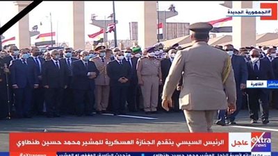 الرئيس السيسي يتقدم جنازة المشير طنطاوي (فيديو وصور)