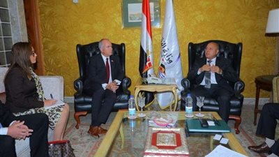 وزير النقل يبحث سبل التعاون  مع السفير الدنماركي بالقاهرة ووفد شركة ميرسك العالمية