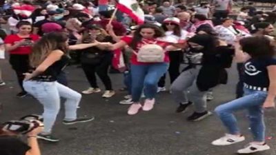 بالفيديو.. الأغاني الشعبية المصرية تسيطر على المظاهرات اللبنانية