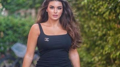 شاهد.. والدة ياسمين صبري تحصل على كأس أفضل سباحة