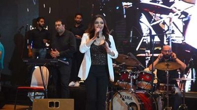 بالفيديو.. الفنانة ياسمين نيازي تشعل حفل جامعة عين شمس