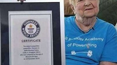 سيدة عمرها 100 عام تدخل موسوعة جينيس   في رفع الأثقال