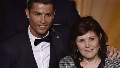 هل يحقق رونالدو رغبة والدته قبل موتها؟