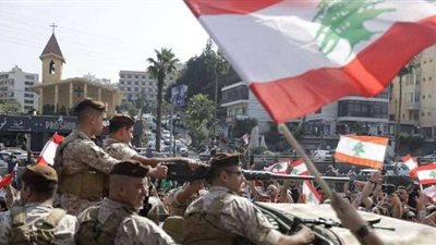 شاهد.. الجيش اللبناني يمنع الصدام بين المتظاهرين وأنصار حزب الله