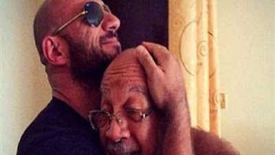 أحمد مكي يكشف تفاصيل آخر صورة جمعته بوالده