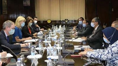 وزير الكهرباء يلتقي وزيرة التجارة السويدية لدعم التعاون بين البلدين