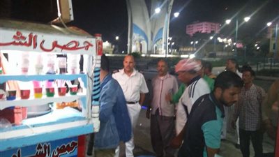 حملات ليلية لإزالة إشغالات الطريق بوسط المدينة بمطروح