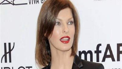 بعد جراحة تجميل.. عارضة أزياء تطلب 50 مليون دولار