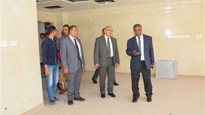 رئيس جامعة أسيوط يتفقد المستشفى الجامعي في جولة مفاجئة