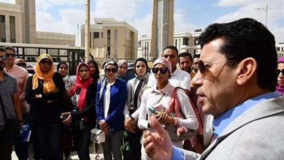 أشرف صبحى يتفقد مقر الوزارة بالعاصمة الإدارية برفقة عدد من الموظفين