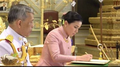 ملك تايلاند يجرد 