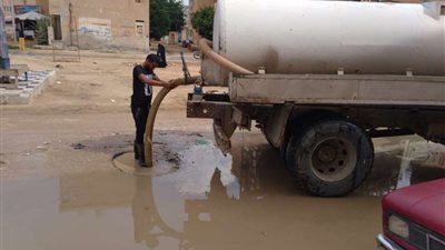 بالفيديو.. إزالة تجمعات مياه الأمطار بالشوارع والميادين بمرسي مطروح