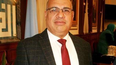 نائب محافظ القاهرة يتابع عمليات شفط المياه بكورنيش النيل