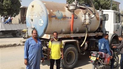 3 عربات كسح وعربة مطافي لمواجهة مياه الأمطار بطريق 