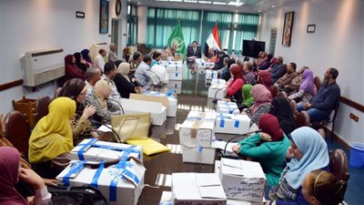 محافظ القليوبية يوزع 