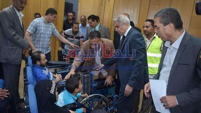 قدمتها الأورمان.. محافظ المنيا يسٌلم 68 شيكًا مساعدات و210 شهادة أمان للأولي بالرعاية