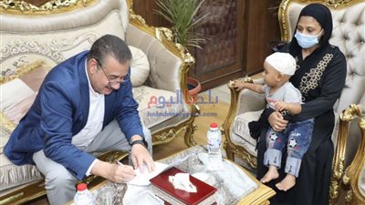 محافظ المنوفية يكرم شاب عثر علي 600 ألف جنيه وأعادها لصاحبها