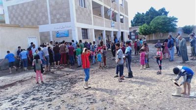 بالصور.. إخلاء مدرسة بمركز قطور بالغربية بعد تصدعها وتسكين طلابها بمركز شباب