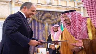 السفير المصري الجديد في الرياض يُقدم أوراق اعتماده إلى الملك سلمان
