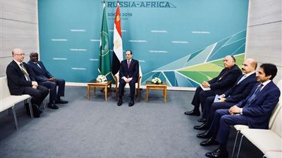 السيسي يجتمع برئيس مفوضية الاتحاد الأفريقي بقمة سوتشي