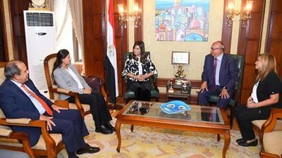 وزيرة الهجرة تعقد اجتماعاً بالجامعة البريطانية لبحث سبل التعاون المشترك