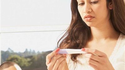 ما سبب تأخر الإنجاب بعد سنة من الزواج؟.. استشاري يجيب