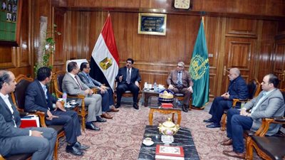 محافظ القليوبية يناقش ترتيبات وضع حجر أساس مستشفى الجامعة التخصصي