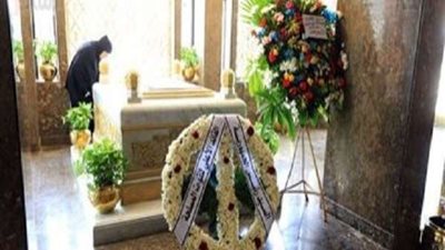 وزير الدفاع يضع إكليل زهور على ضريح الرئيس الراحل عبد الناصر