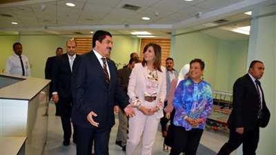 وزيرة الهجرة ومحافظ القليوبية يتفقدان مستشفى الناس الخيري بشبرا الخيمة
