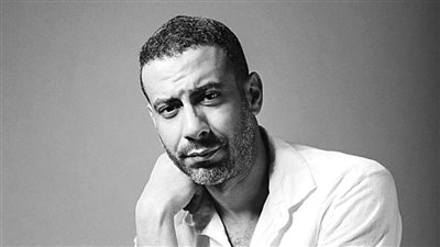 محمد فراج موظف استقبال في فندق بمسلسل 