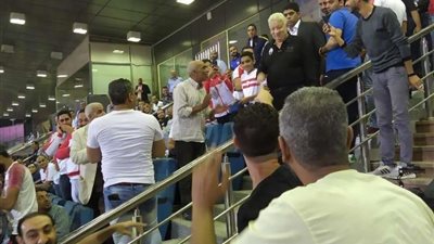 مرتضى منصور يصل استاد السلام ويصافح رئيس جينيراسيون