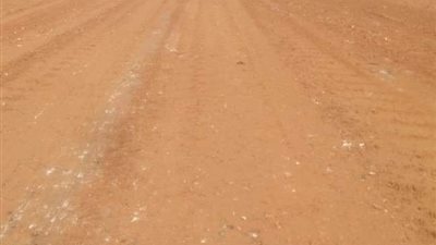 إخلاء طريق سيوة مطروح من تجمع مياه الأمطار