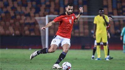 تعليق ناري من عمرو السولية على ارتداء شارة قيادة المنتخب