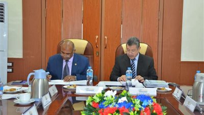 رئيس جامعة مطروح يتابع إنجازات خدمة المجتمع وتنمية البيئة