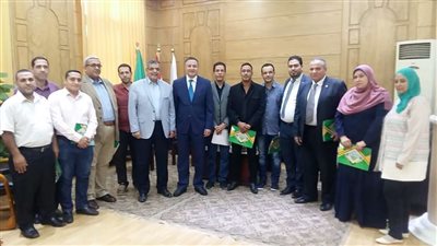 رئيس جامعة بنها يسلم عقود تمويل المشروعات البحثية لشباب الباحثين