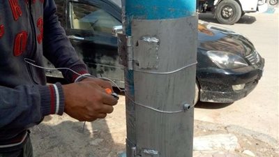 استكمال تركيب أبواب أعمدة الإنارة بشوارع مطروح