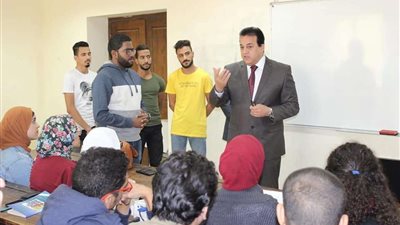 فى زيارات مفاجئة.. وزير التعليم العالي يتفقد عددًا من المعاهد التعليمية بالقاهرة