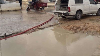 أهالي الضبعه يطالبون المحافظ بفتح الطرق الغارقة