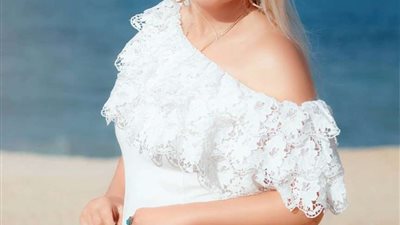 نادية الجندي في جلسة تصوير بروح شبابية.. شاهد