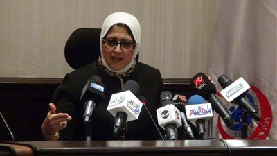 وزيرة الصحة تعقد مؤتمرًا صحفيًا حول نظام التكليف الجديد للأطباء