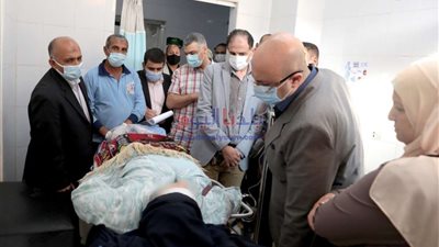 محافظ بني سويف يطمئن على الحالة الصحية لخمس معلمين أصيبوا في حادث مروري