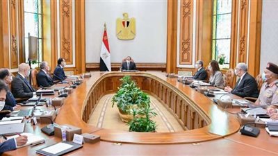 الرئيس السيسي يتابع خطط الدولة في مجال تحلية مياه البحر مع مجموعة من الوزراء