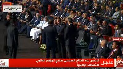 الأمين العام للاتحاد الدولي للاتصالات يقدم هدية تذكارية للرئيس السيسي