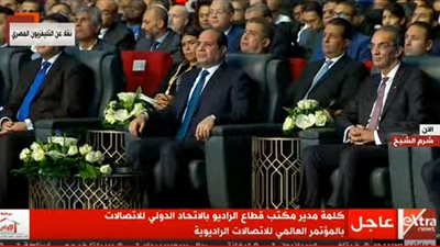 السيسي يشاهد عرضًَا مسرحيًا للاتصالات ودورها في حياة الشعوب