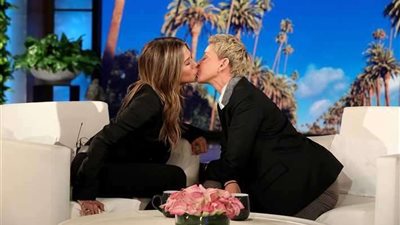 لماذا قبلت جينيفر أنيستون 