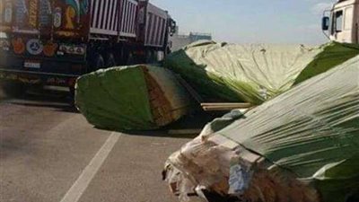 انقلاب سيارة نقل محملة بـ 