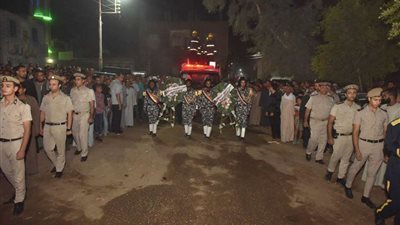 محافظ أسيوط يتقدم الجنازة العسكرية لرئيس مباحث الوادي بمسقط رأسه بالقوصية